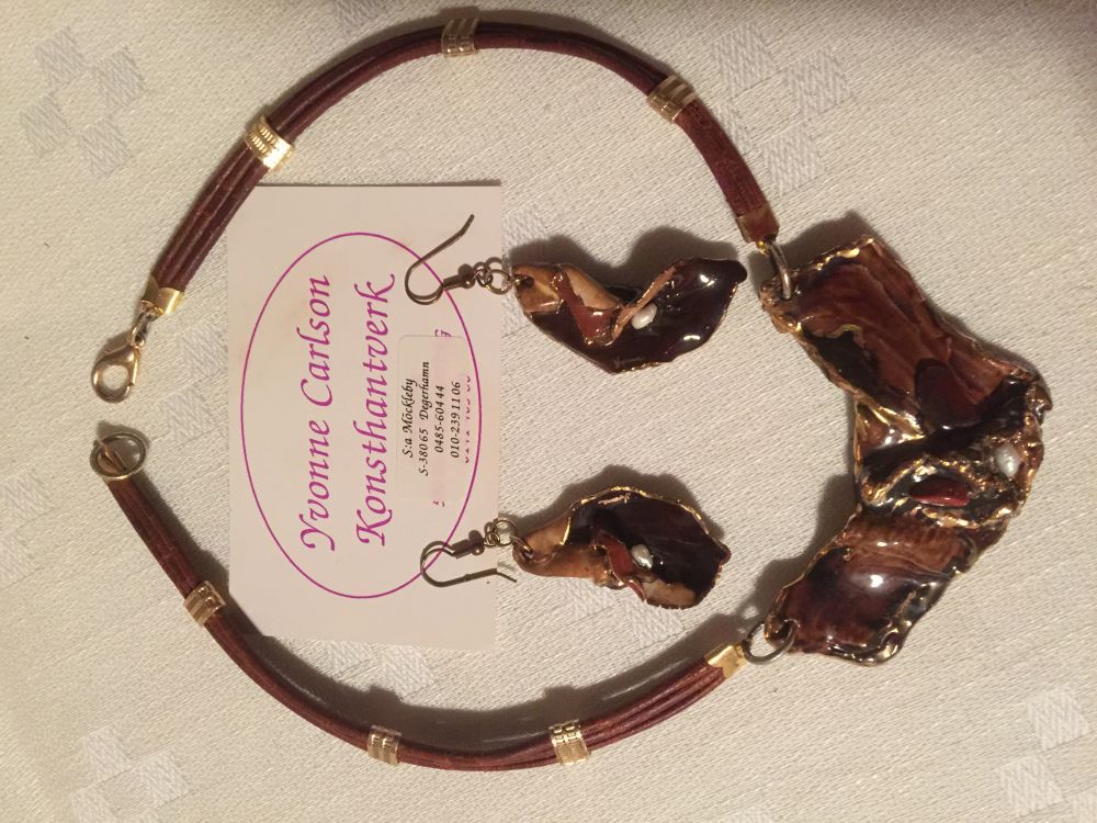 Halsband och örhängen.