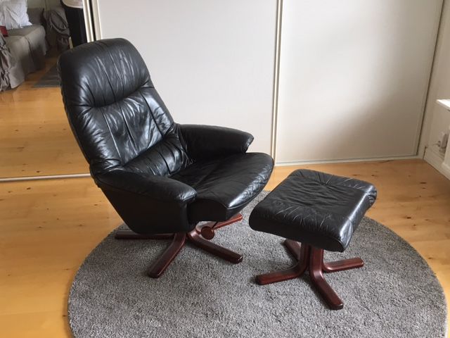 Skinnfåtölj med fotpall