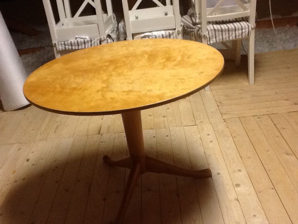Runt, litet bord i björk 200kr