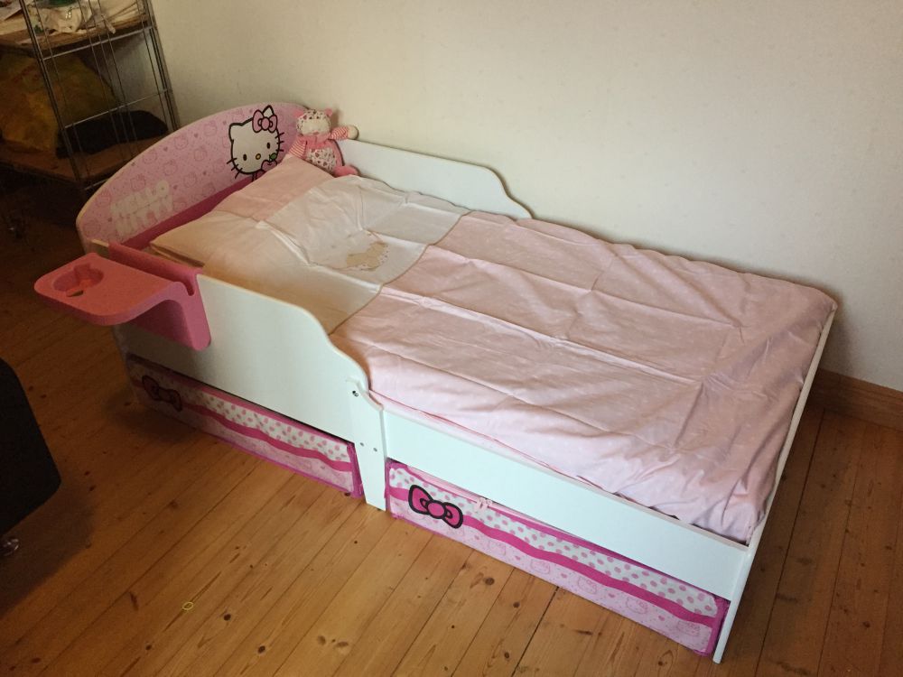 Hello Kitty säng