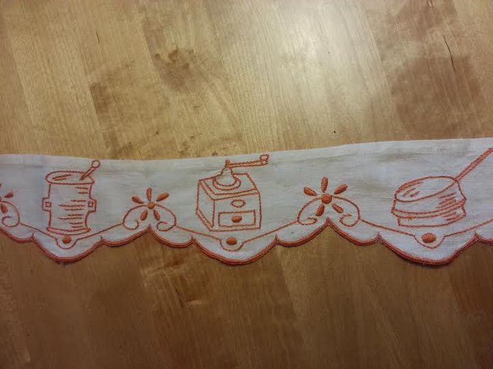 Äldre handbroderade hyllremsor