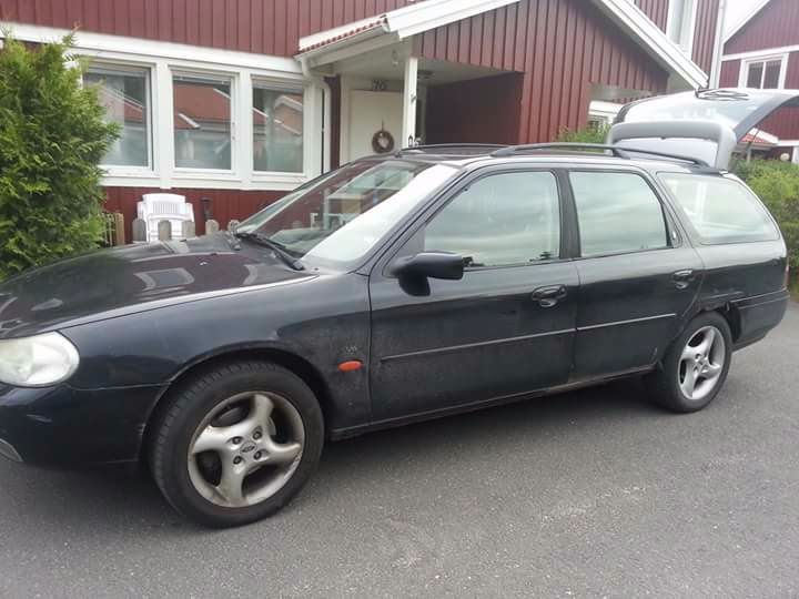 Ford Mondeo V6 - svart & besiktigad till april