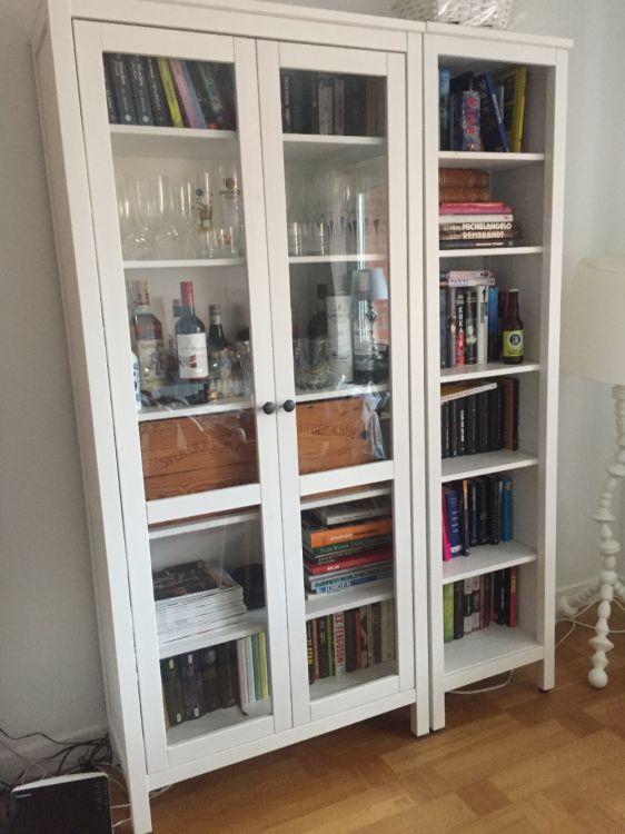 Hemnes vitrinskåp och bokhylla Möbler& Inredning i Partille med stolar, soffa, soffbord, tv Hemnes vitrinskåp och bokhylla Möbler& Inredning i Partille med stolar, soffa, soffbord, tv