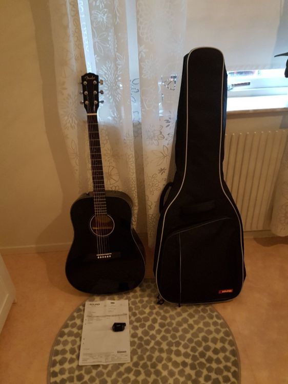 Svart akustisk gitarr