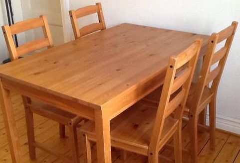 Matbord+ 4 stolar+ sittdynor