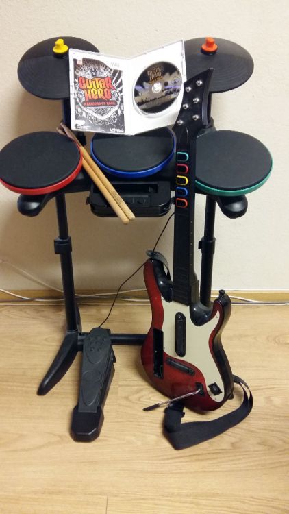 Guitar hero World tour + SET (trummor + gitarr)