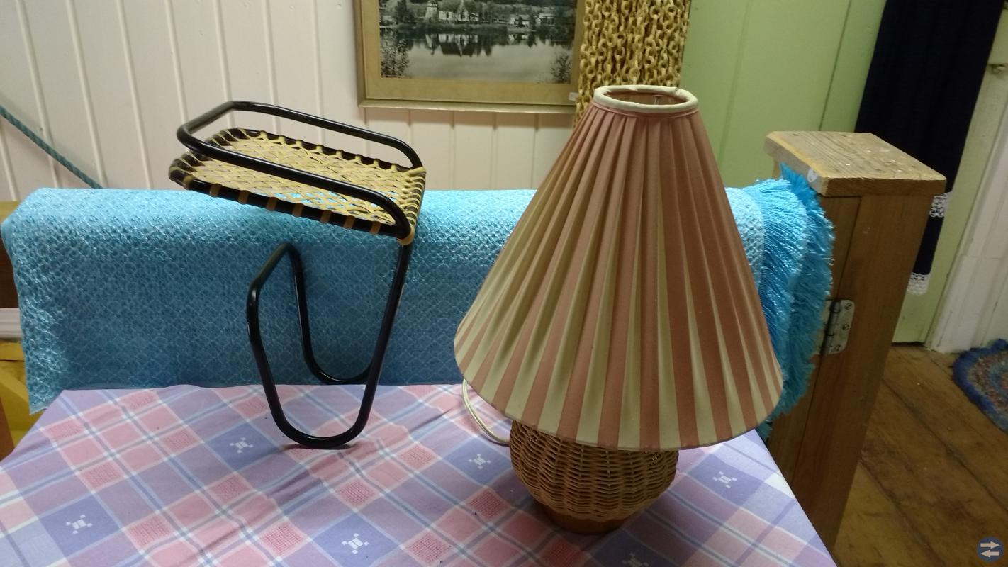 Bordslampa och en liten vägghylla.