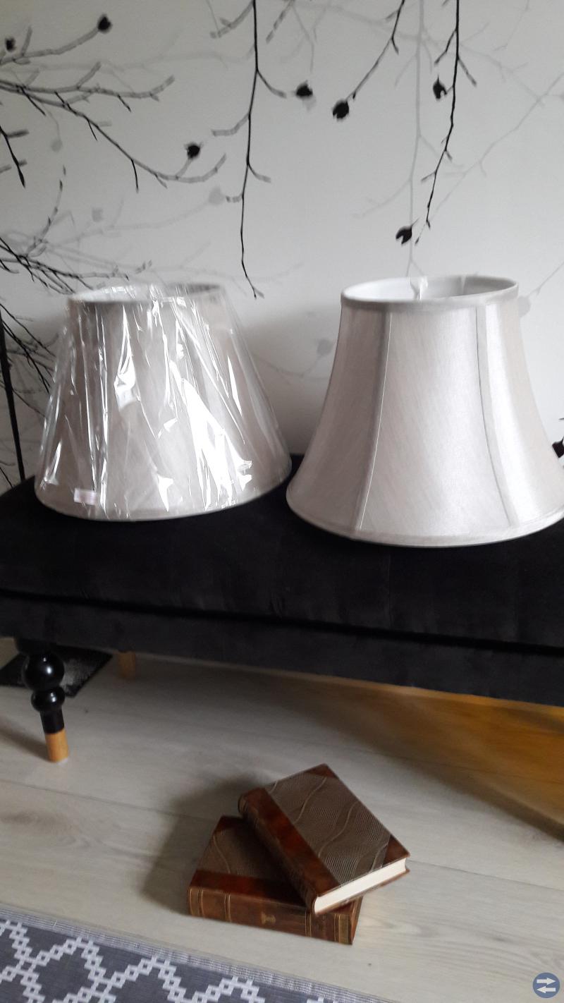 Två stora snygga lampskärmar