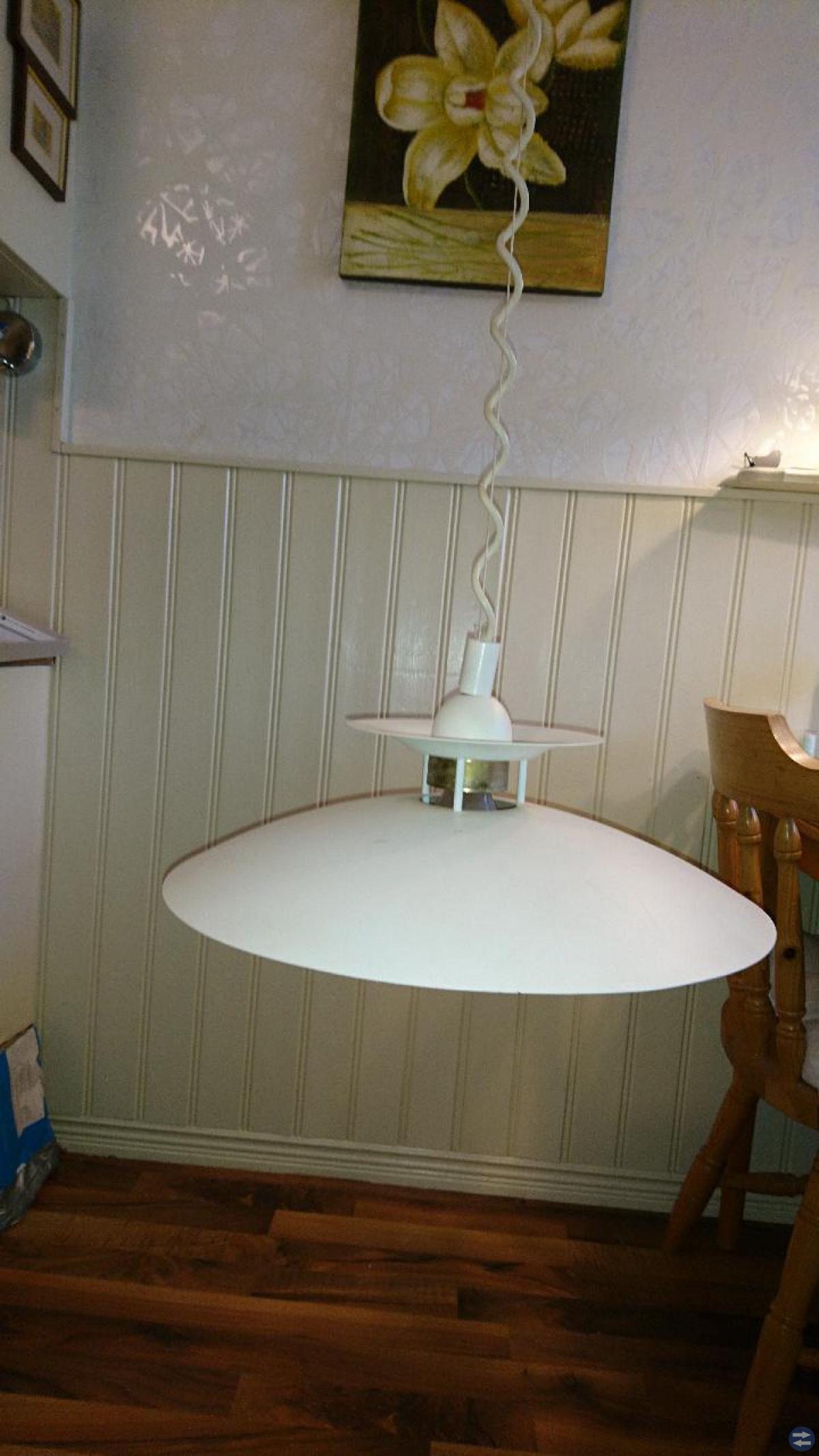 Underbar höj- och sänkbart Lampa.VIT!