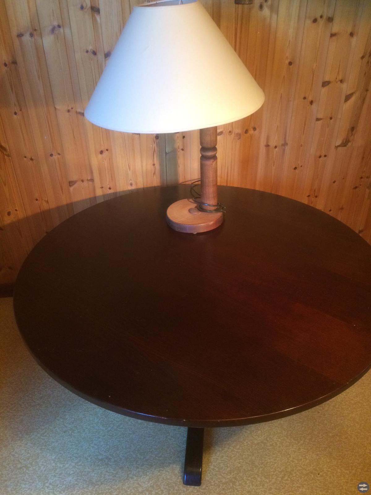 Bord och lampa