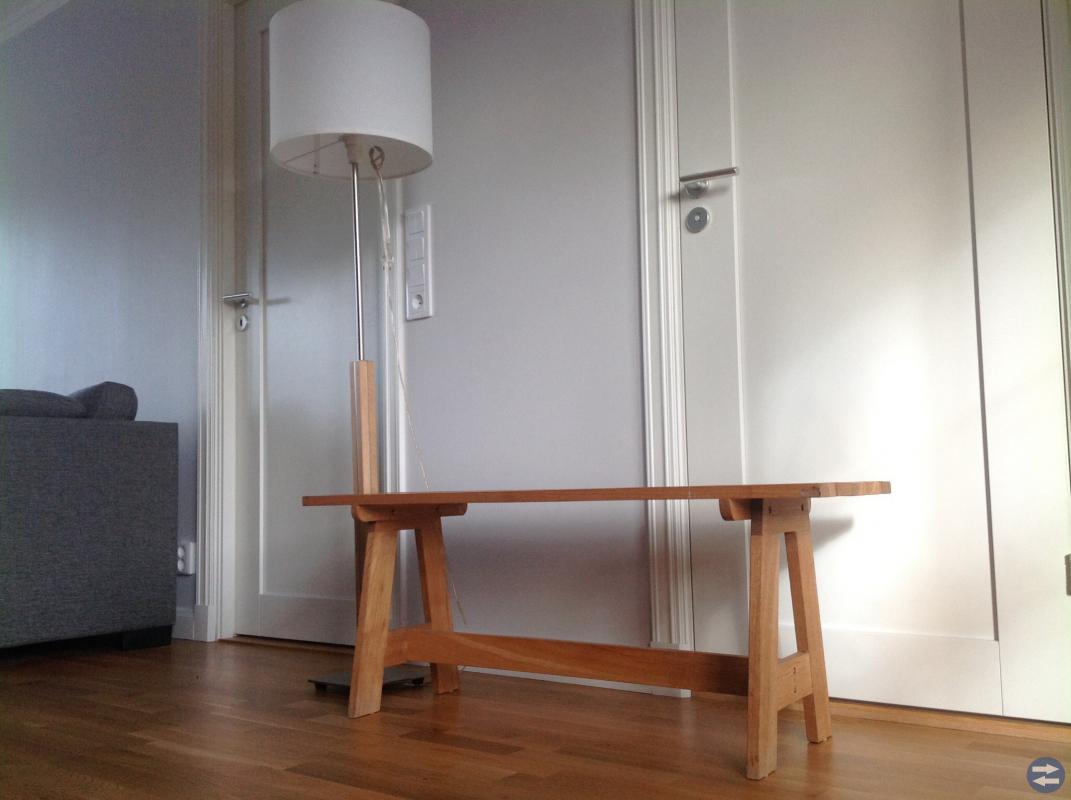 Ek bänk, golvlampa ek och metall