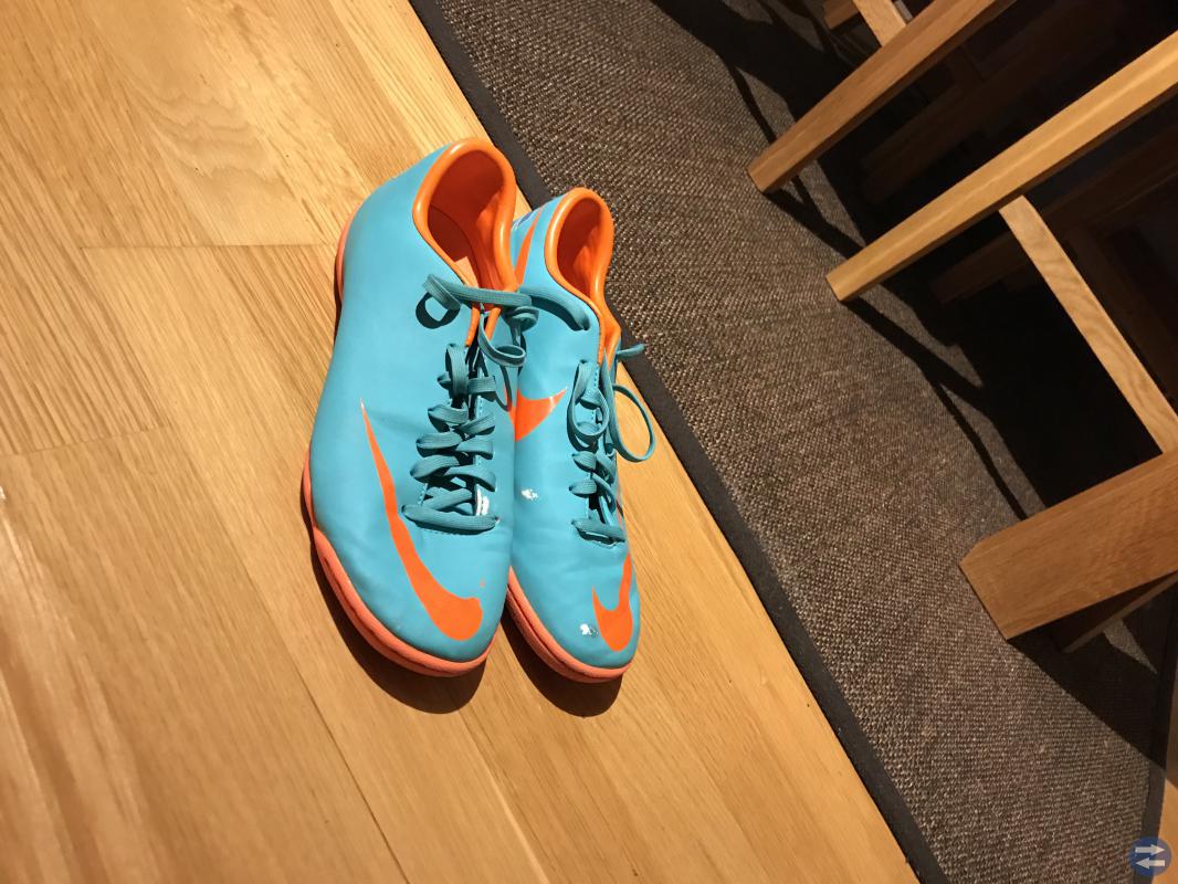 Grymma NIKE futsal/gympaskor