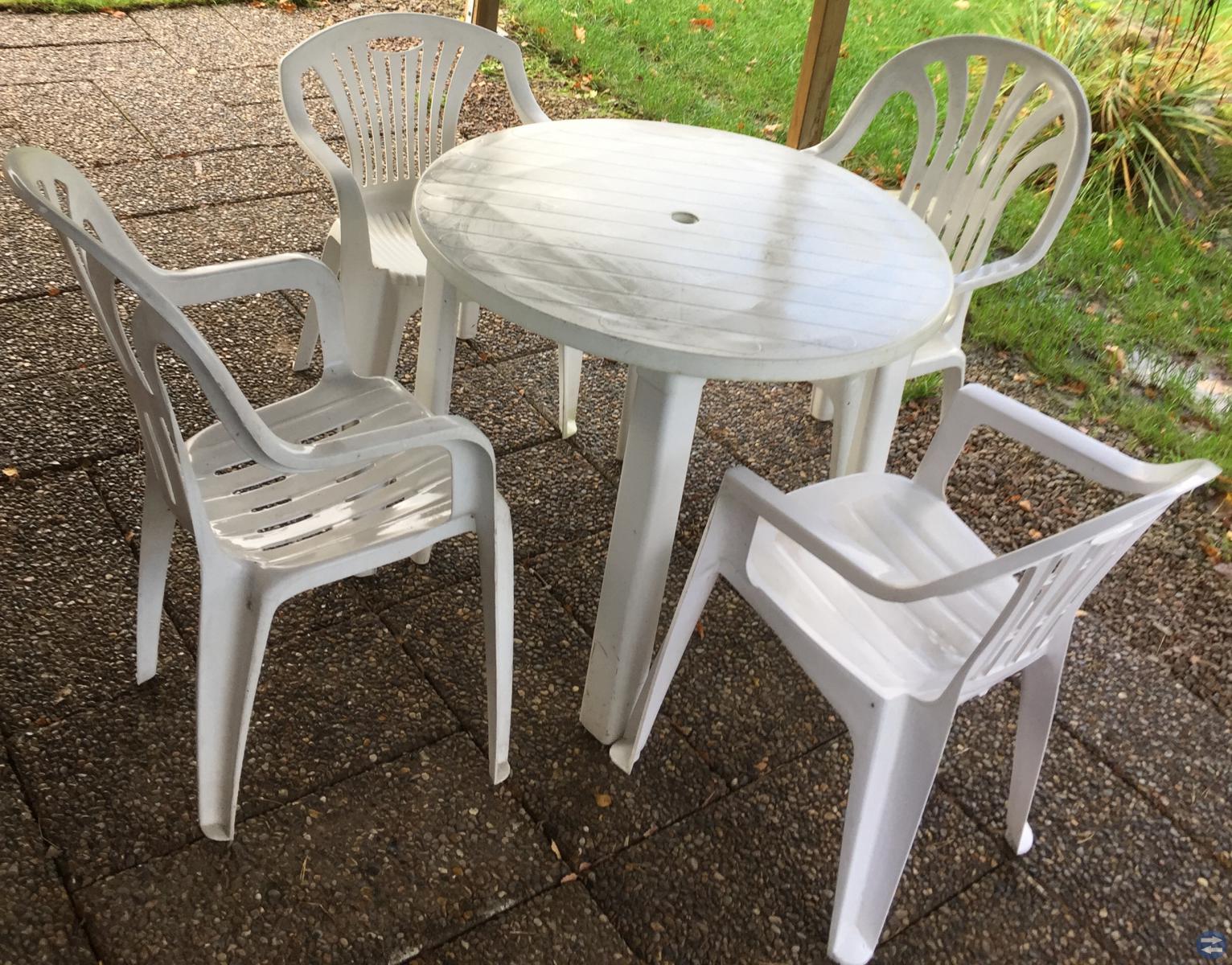 4 plaststolar och runt plastbord 150 kr för allt.