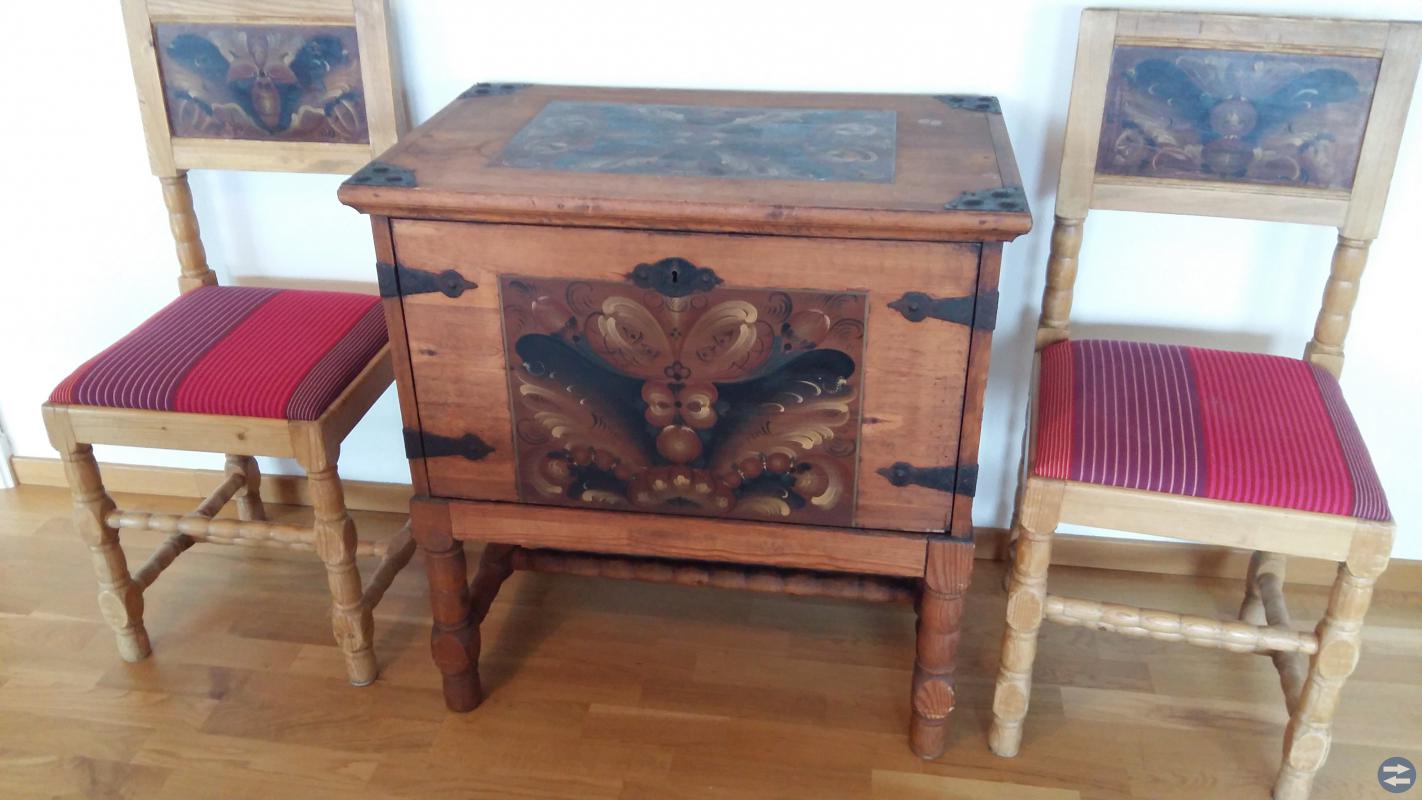 Schatull med två stolar