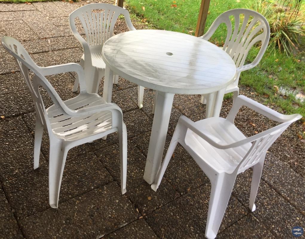 4 plaststolar och runt plastbord 30 kr st.