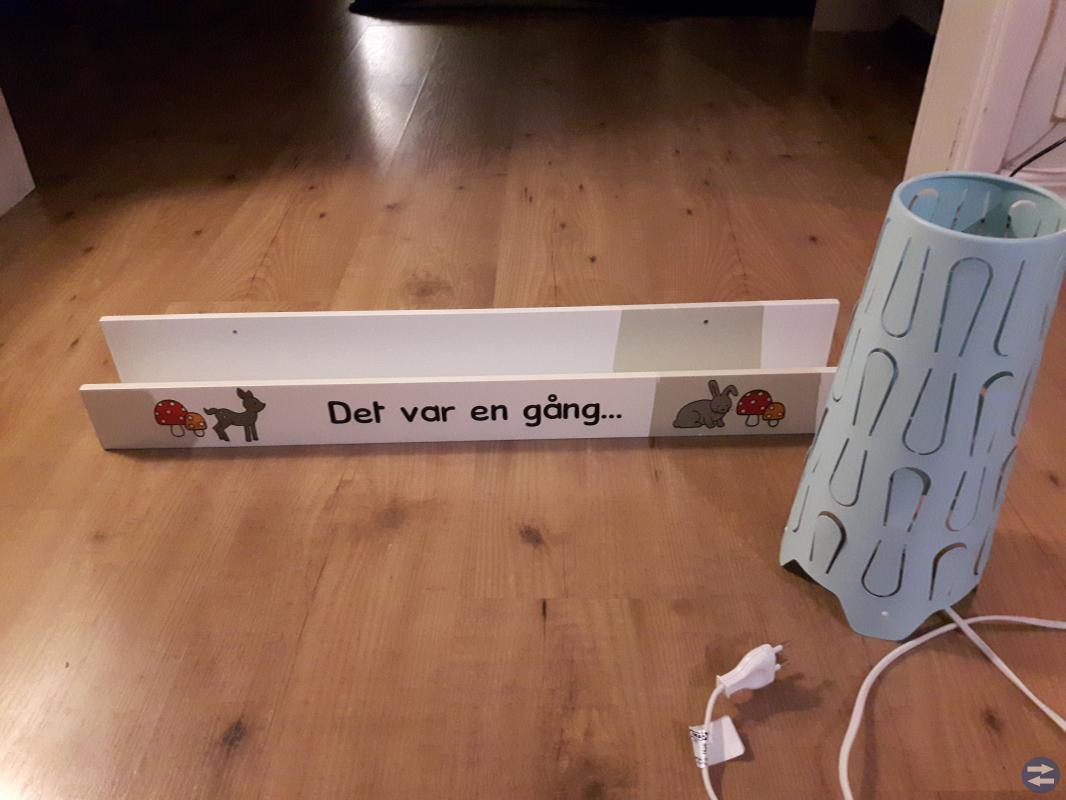 Bokhållare och turkos lampa ikea