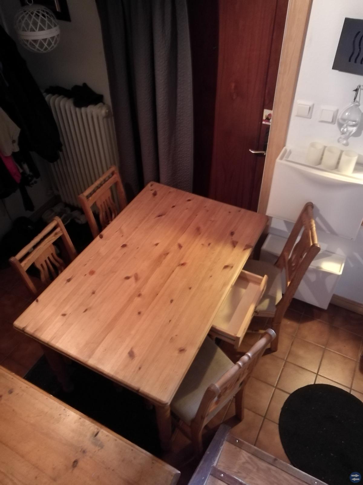 Säljes Bord och fyra stolar.