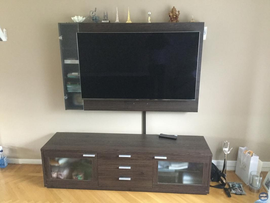 TV-bänk plus väggskåp.