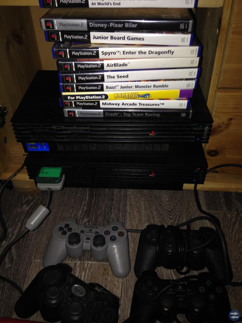 2 Sony PlayStation 2 konsoler.