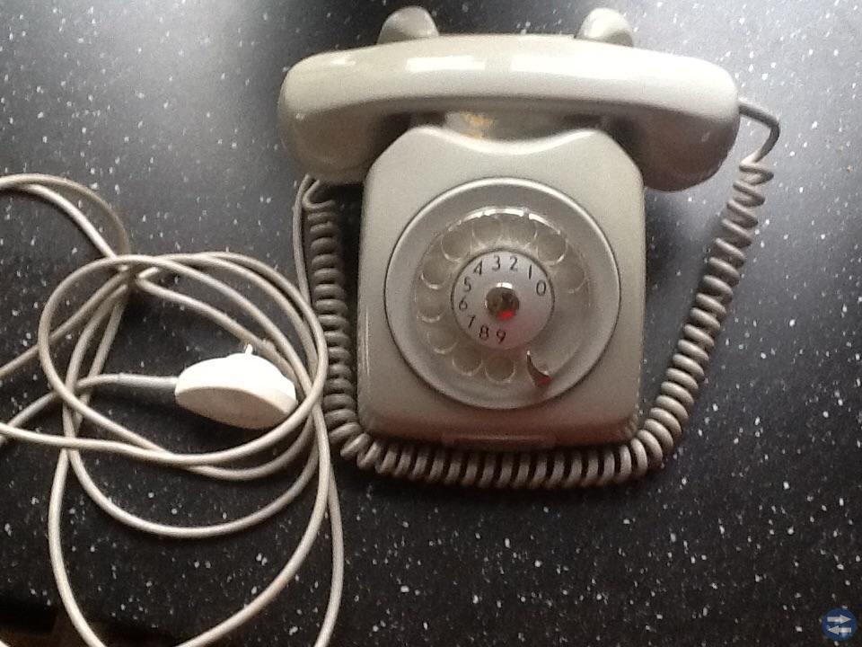 Retro telefon med fingerskiva
