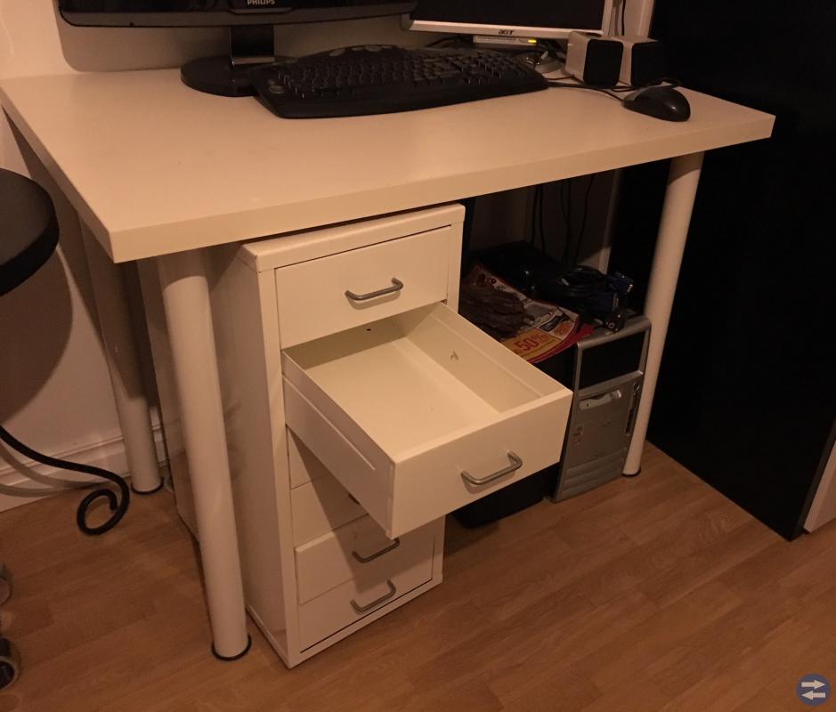 Skrivbord och lådhurts