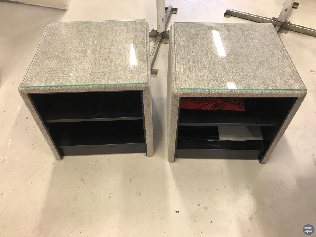 Sängbord i grått med glasskiva