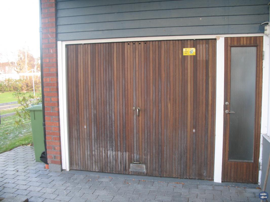 Garageport med sidodörr, teak