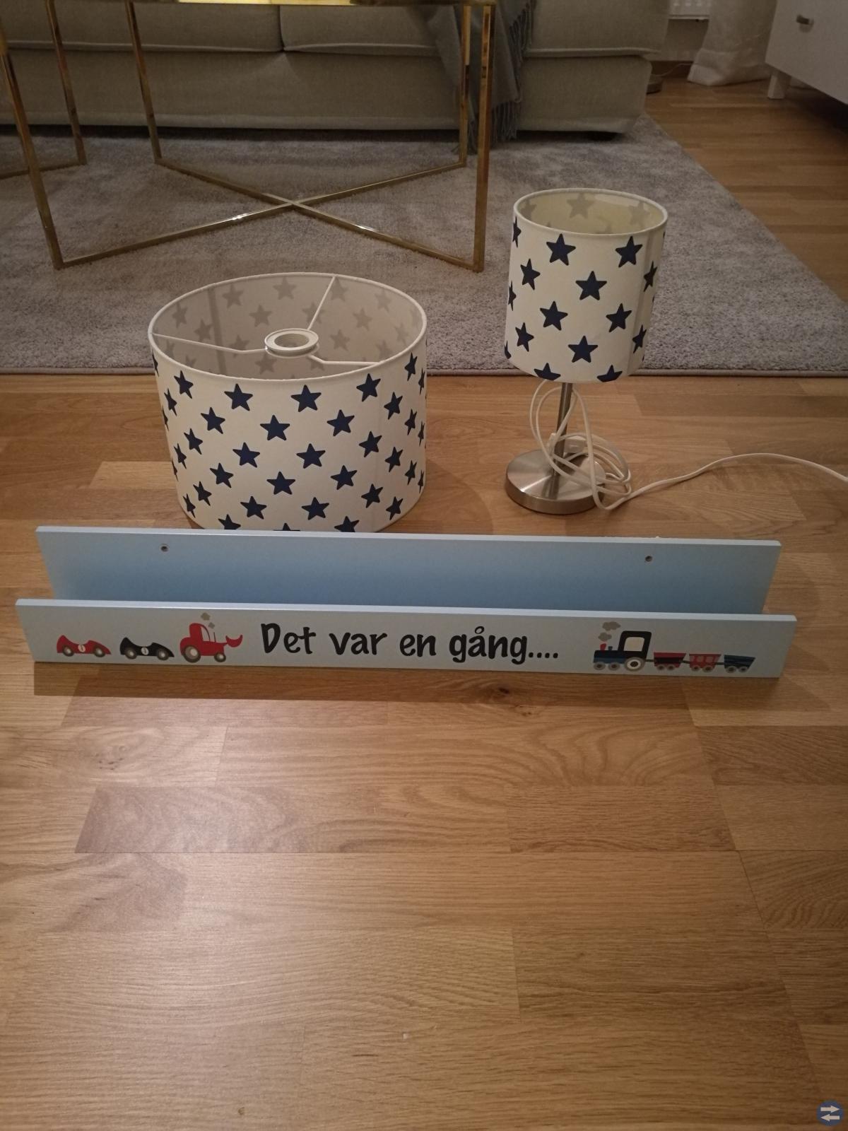 Taklampa, bordslampa och bokhhylla