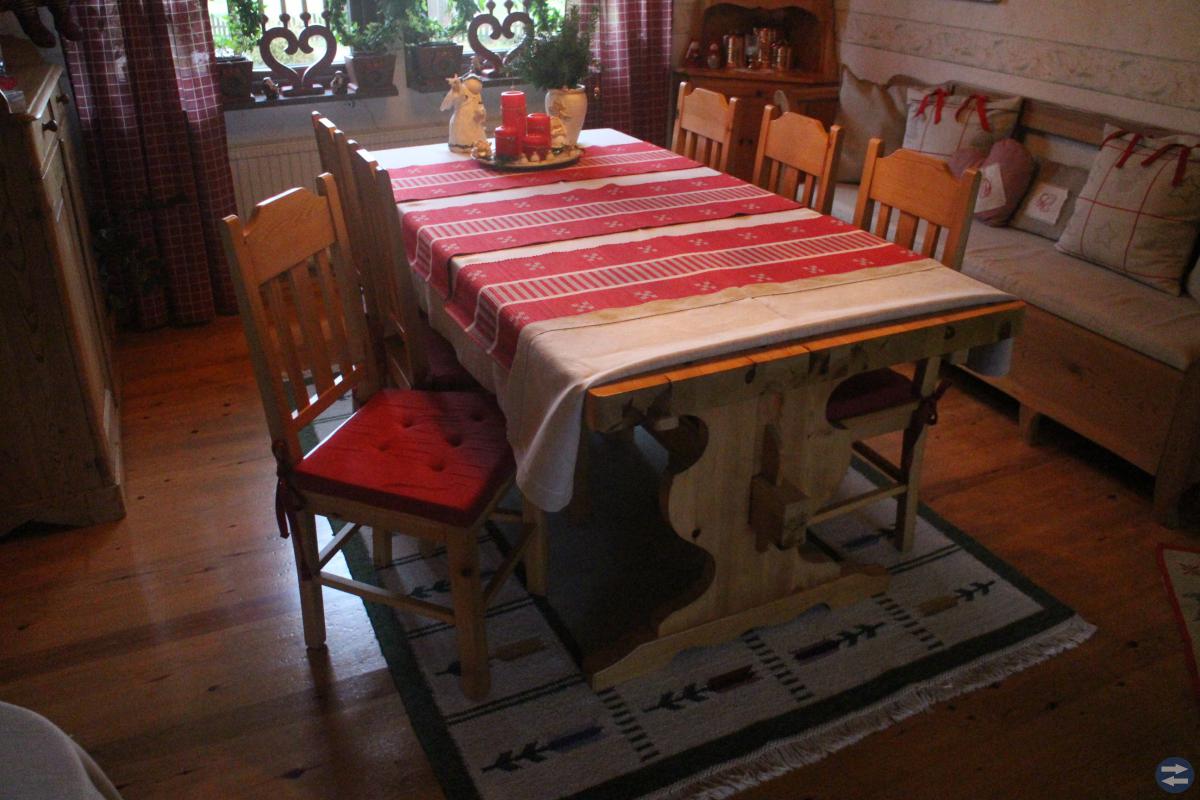 Furubord med tjock skiva och 6 stolar