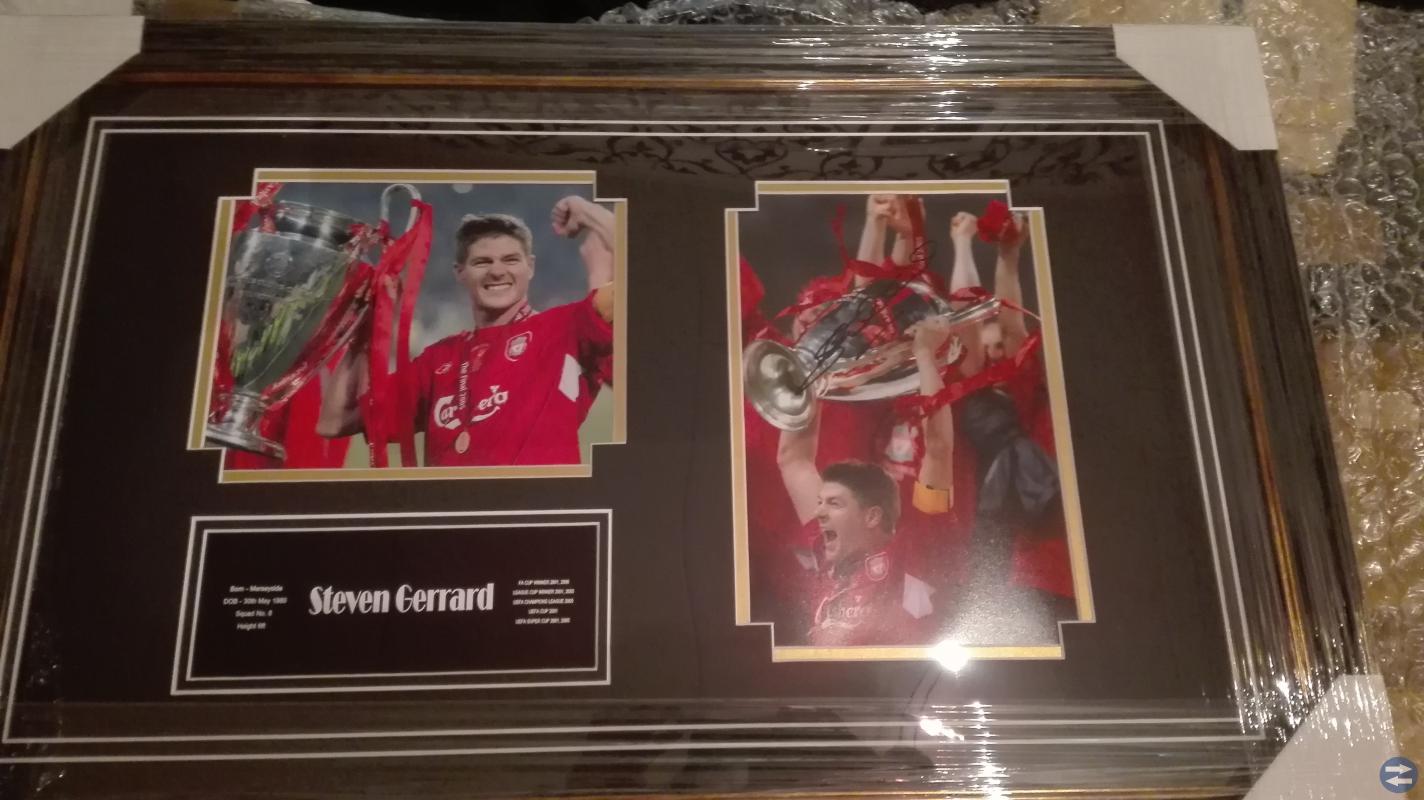 Snyggt inramad och signerad Steven Gerrard