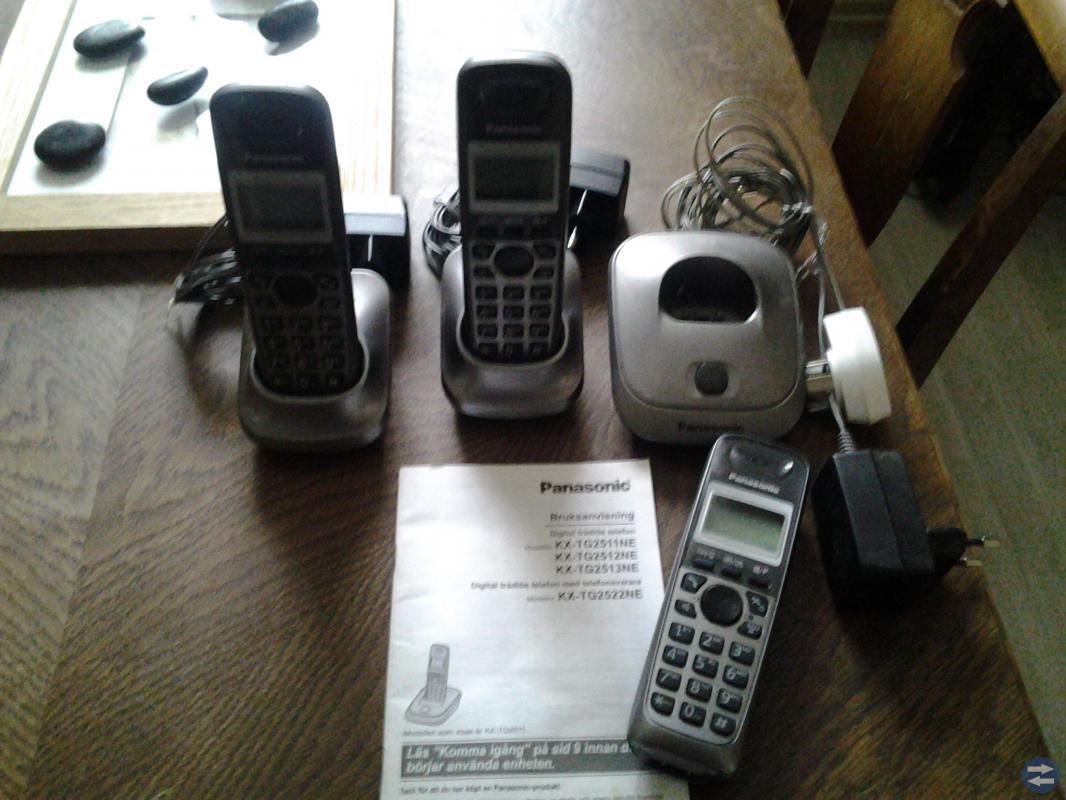 3 sammankopplade stationära telefoner
