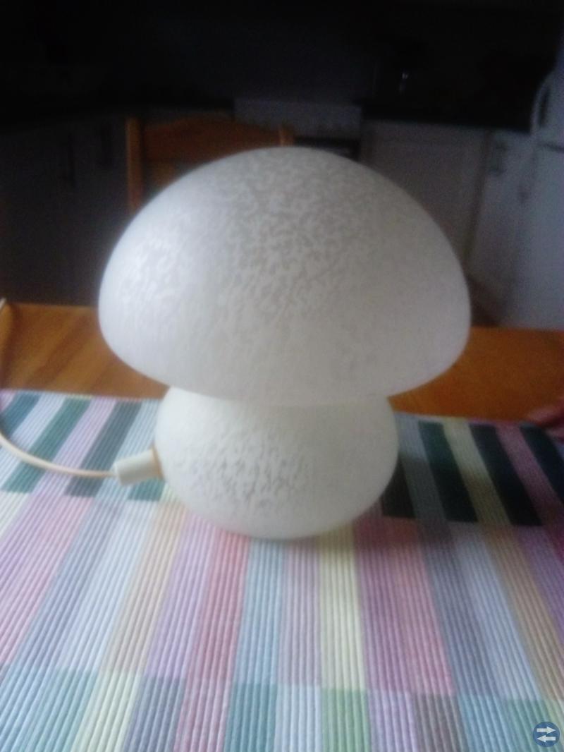 LAMPA SER UT SOM EN SVAMP