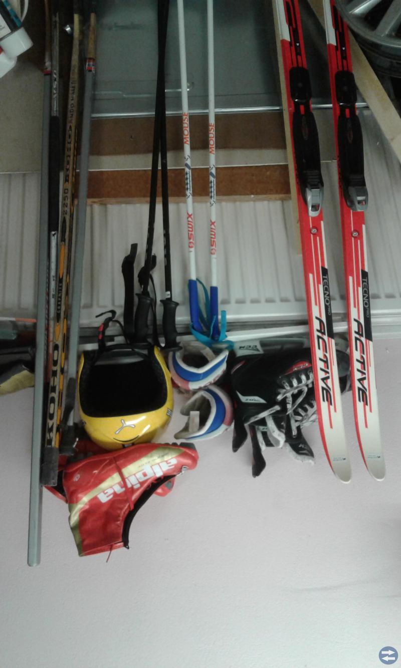 Skridskor skidor hockeyklubba hjälm