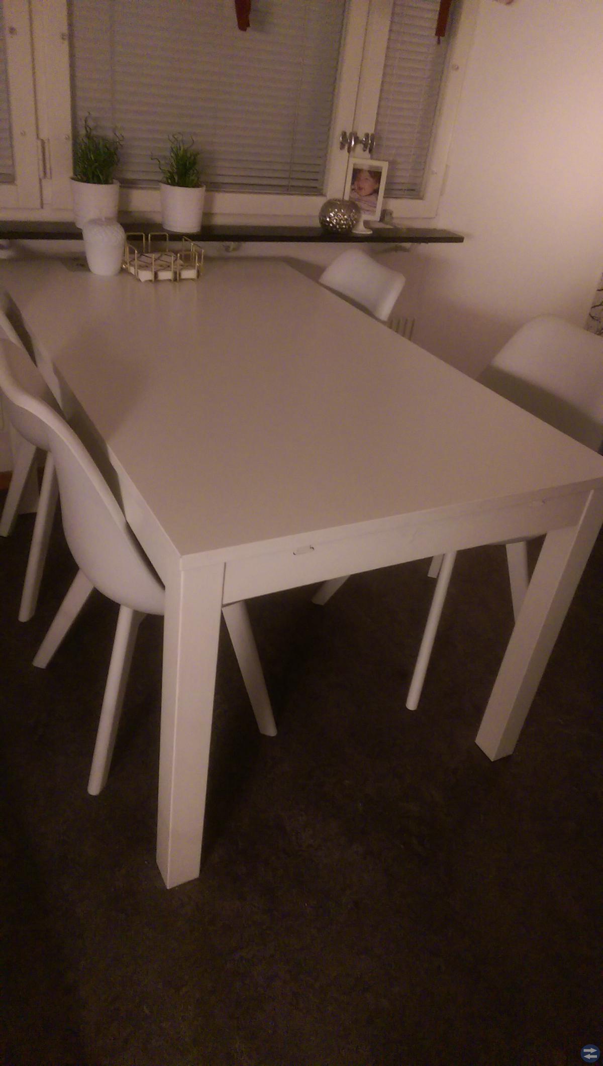 Matbord med inläggsskiva
