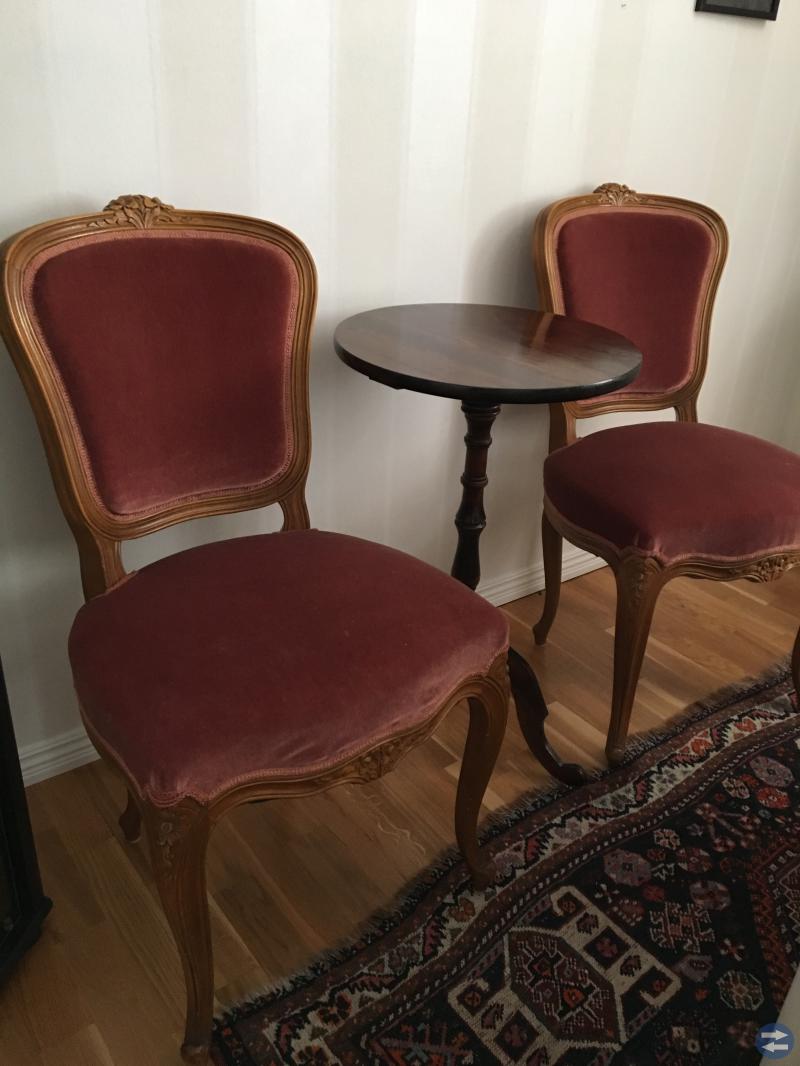 Äldre stolar med bord