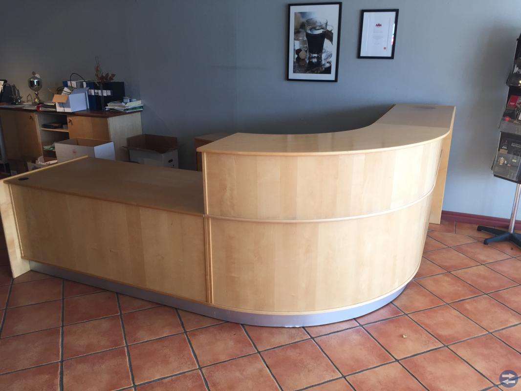 Receptionsdisk med inbyggda eluttag