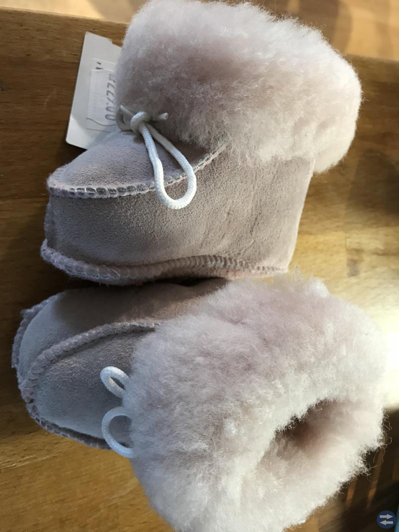 Äkta fårskinnstofflor.