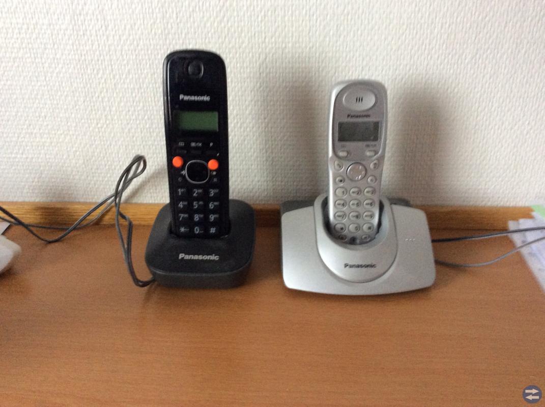 Två stycken fasta telefoner Panasonic.