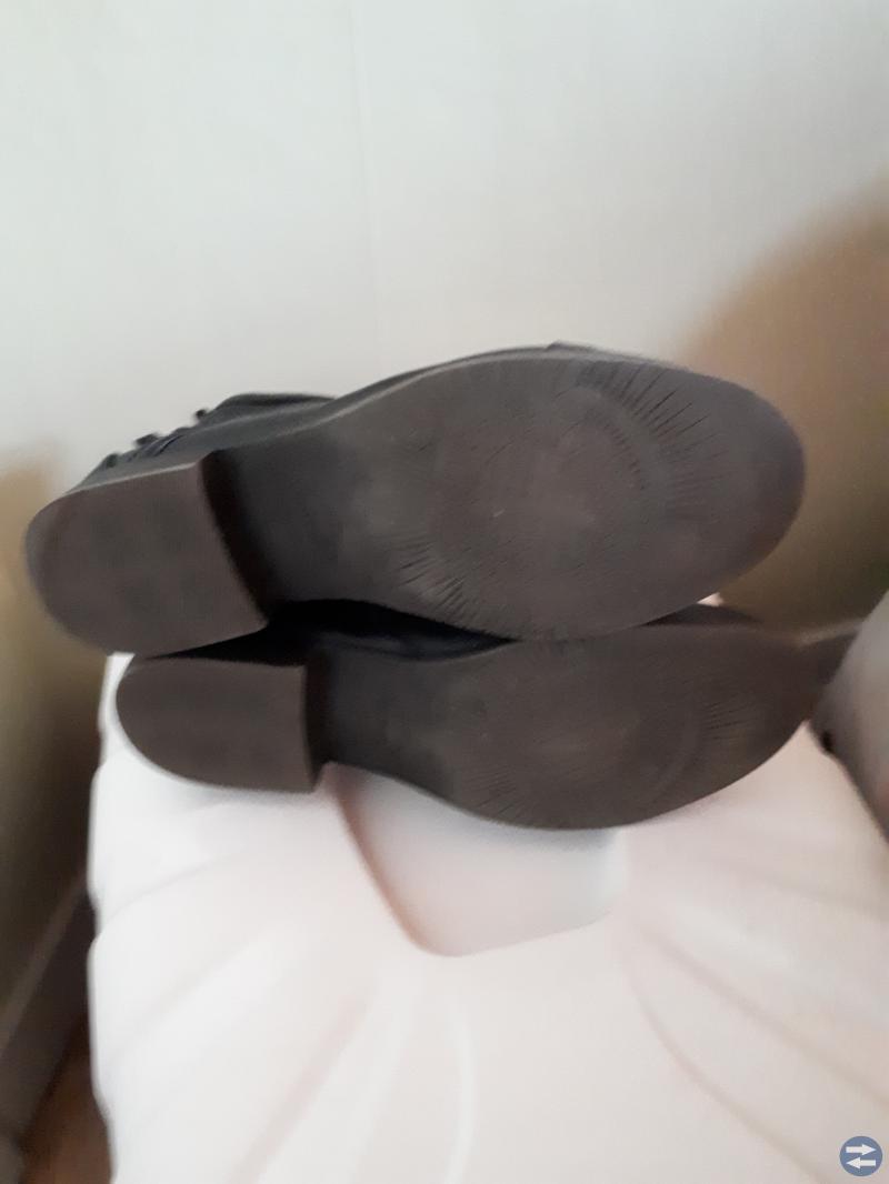 Svarta kängor i stl 39. Dam.