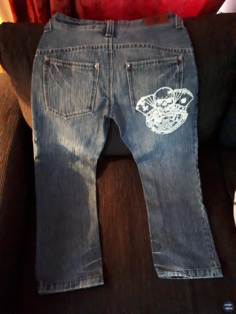 Blå jeans med döskalle baktill i stl 134/140