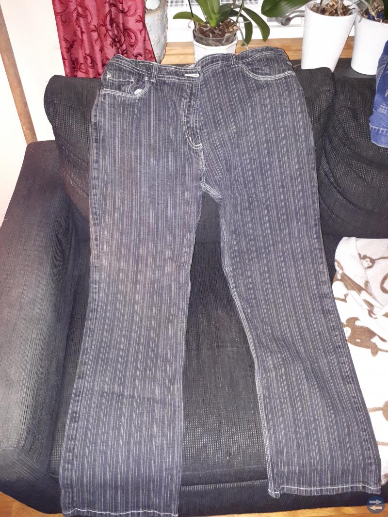 Svarta damjeans i stl 46 med vita ränder