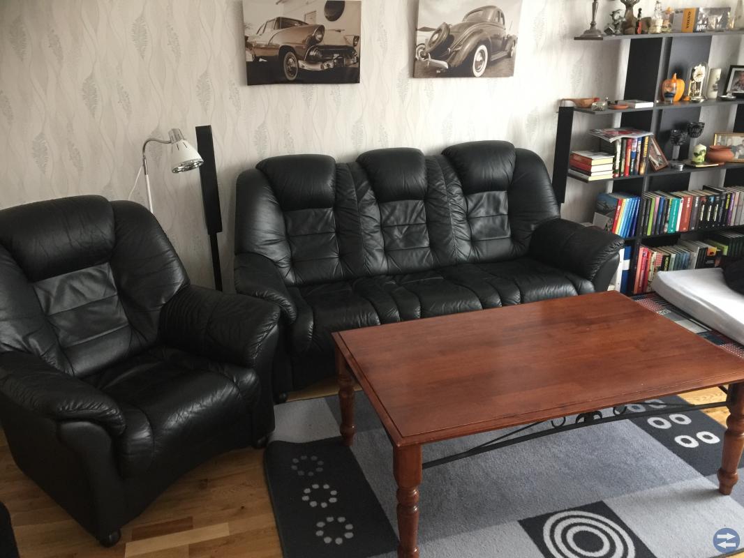 Skinnsoffa, skinnfåtölj och soffbord