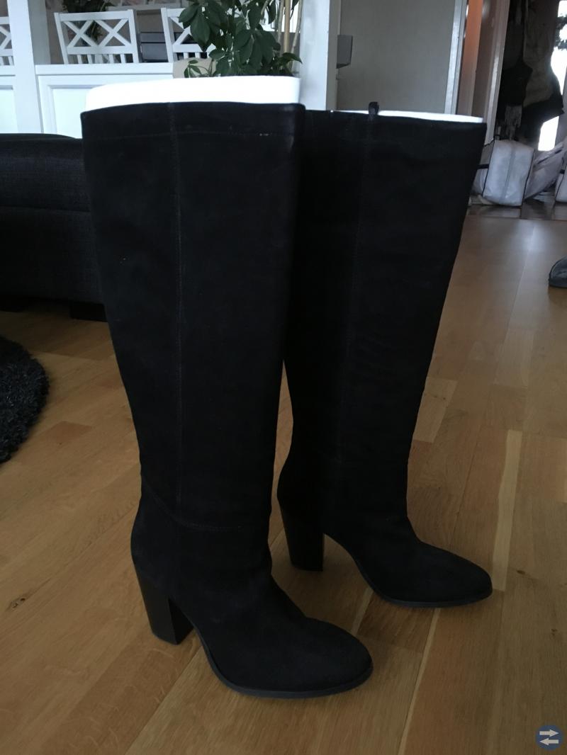 Höga mockastövlar