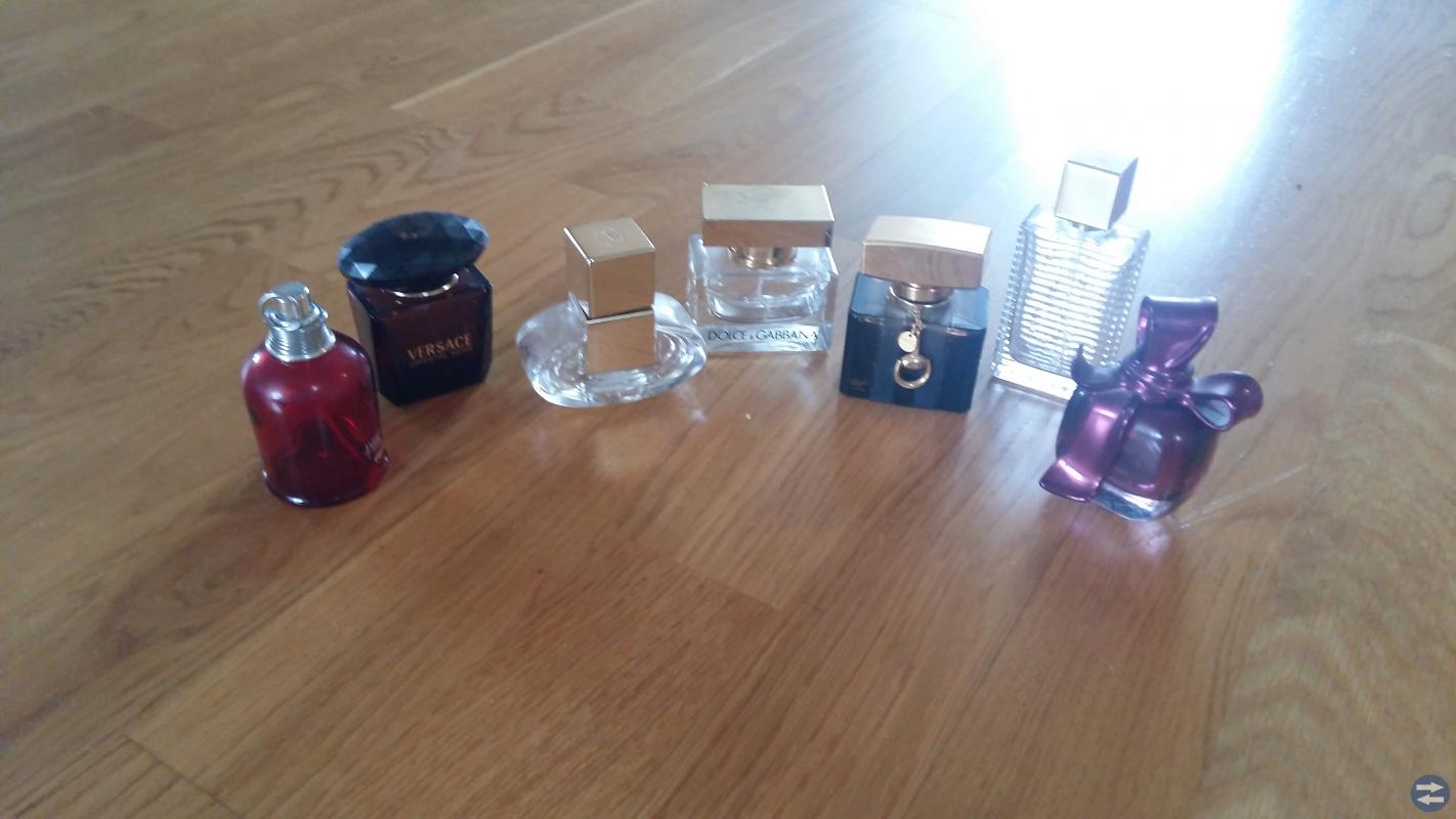 Samling gamla parfym flaskor