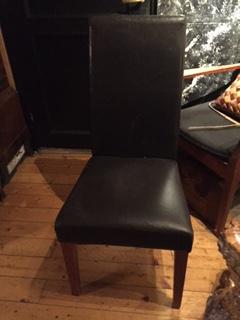 Stolar i konstläder.