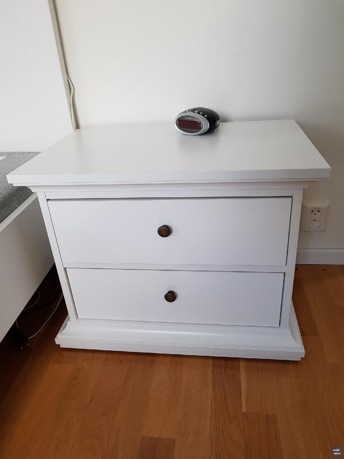 Vita sängbord