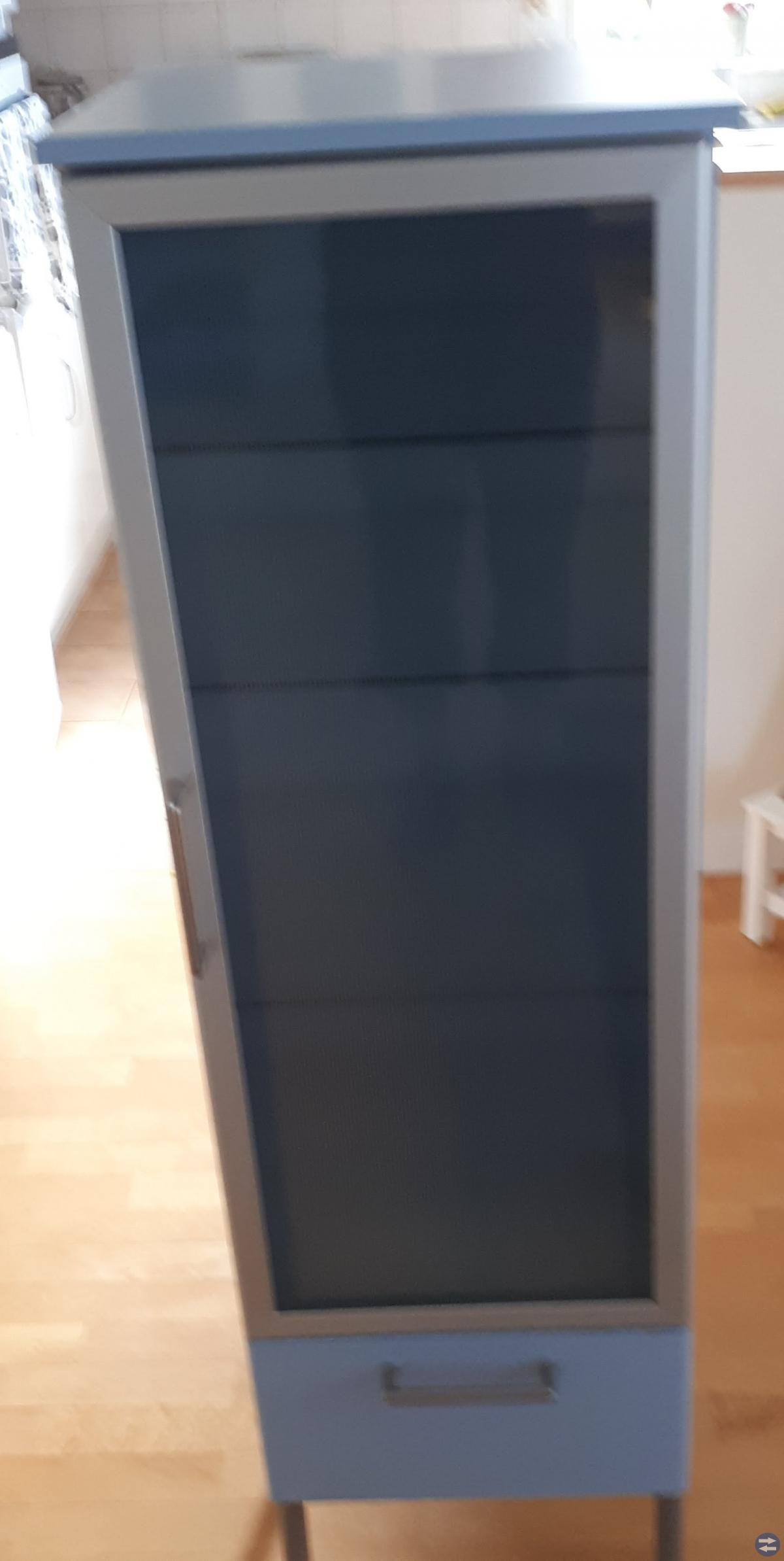 Badrumsskåp