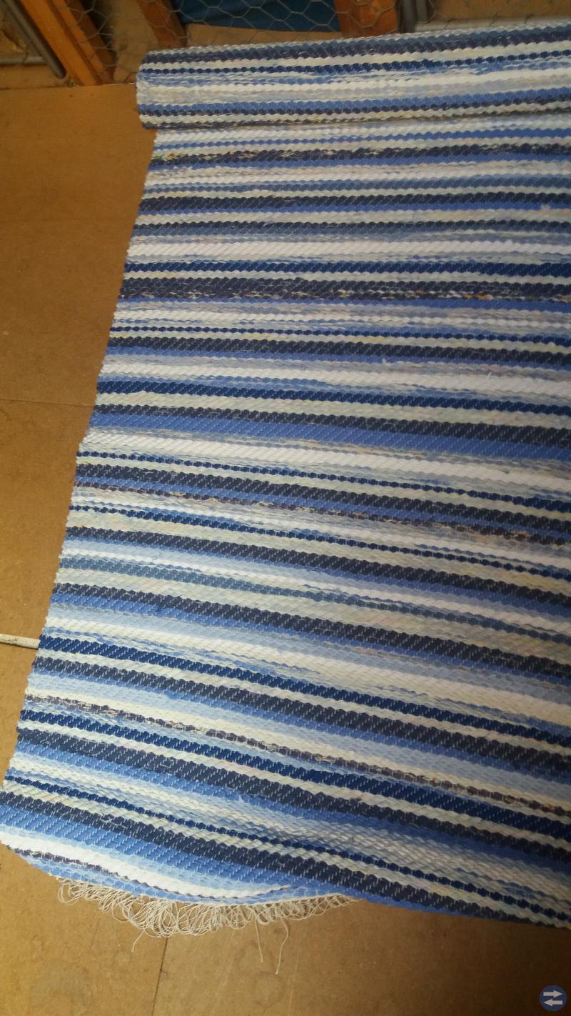 En trasmatta. 2,30 cm x 75 cm.