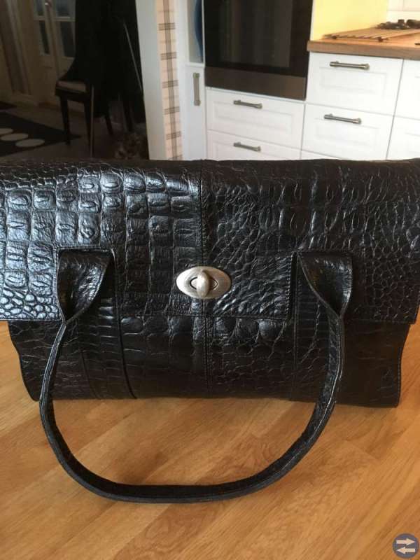 Handväska svart skinn