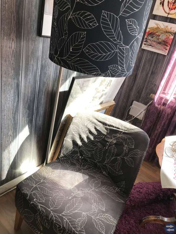 Fotölj med golvlampa